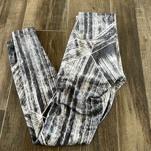 Lululemon full length leggings black and white Size 8